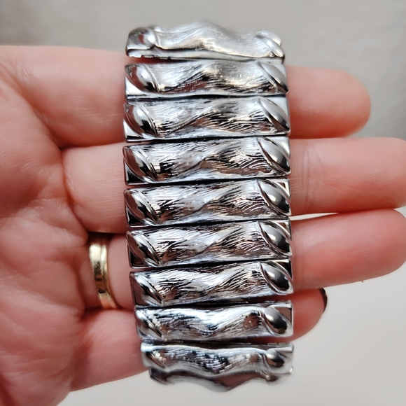 Vintage Hong Kong Textured Silver tone Accordion Stretch Bracelet - Picture 3 of 8